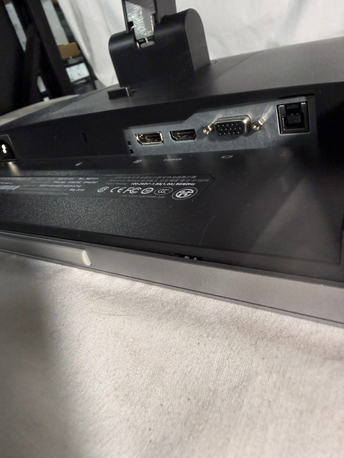 HP EliteDisplay E243 23.8-inch FHD 250 nits Hight Adjustable Business Monitor * used
