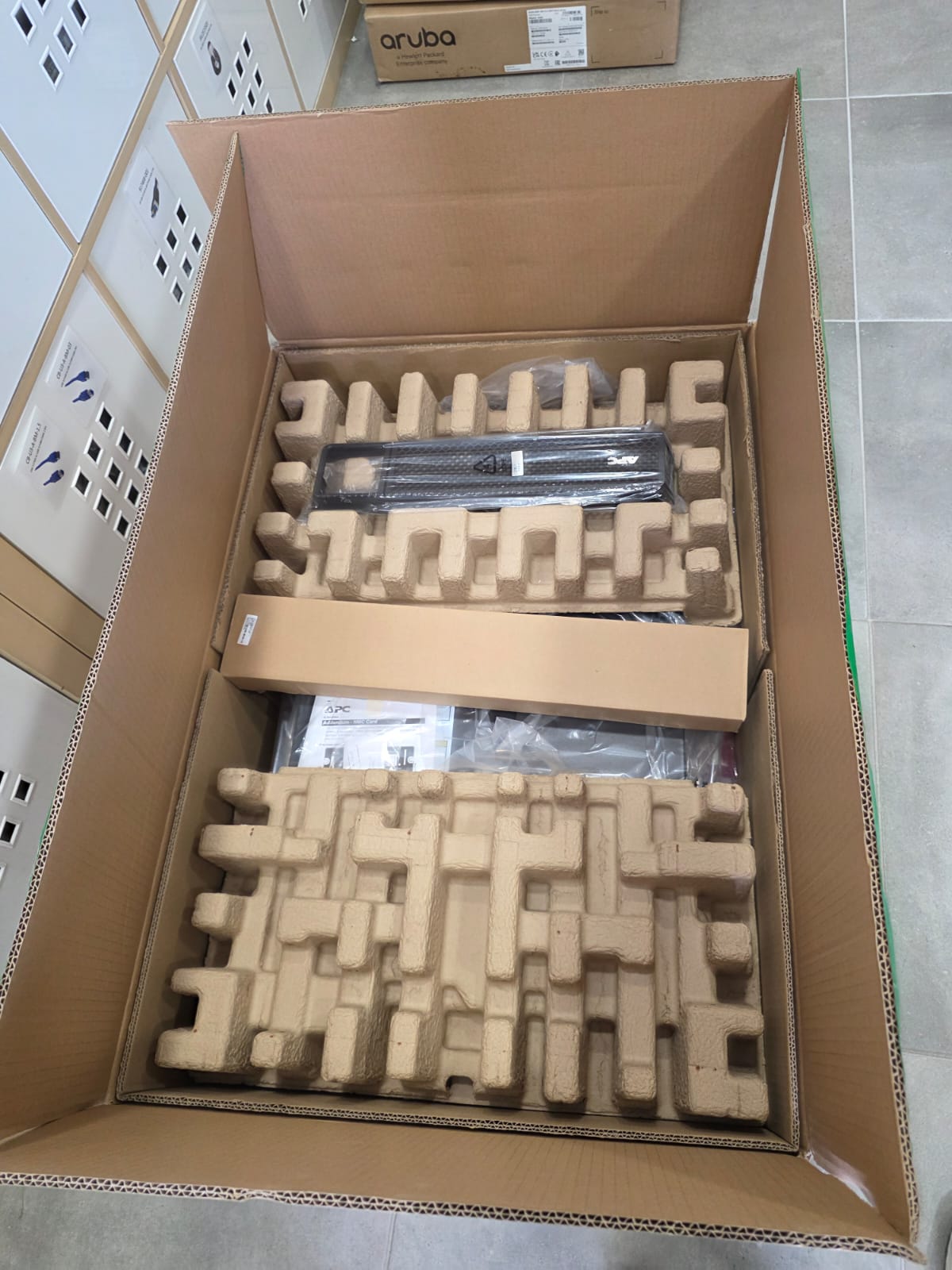 APC SMART-UPS SRT 3000VA IEC 8 Network LCD 2U Rack/Tower *OPENBOX