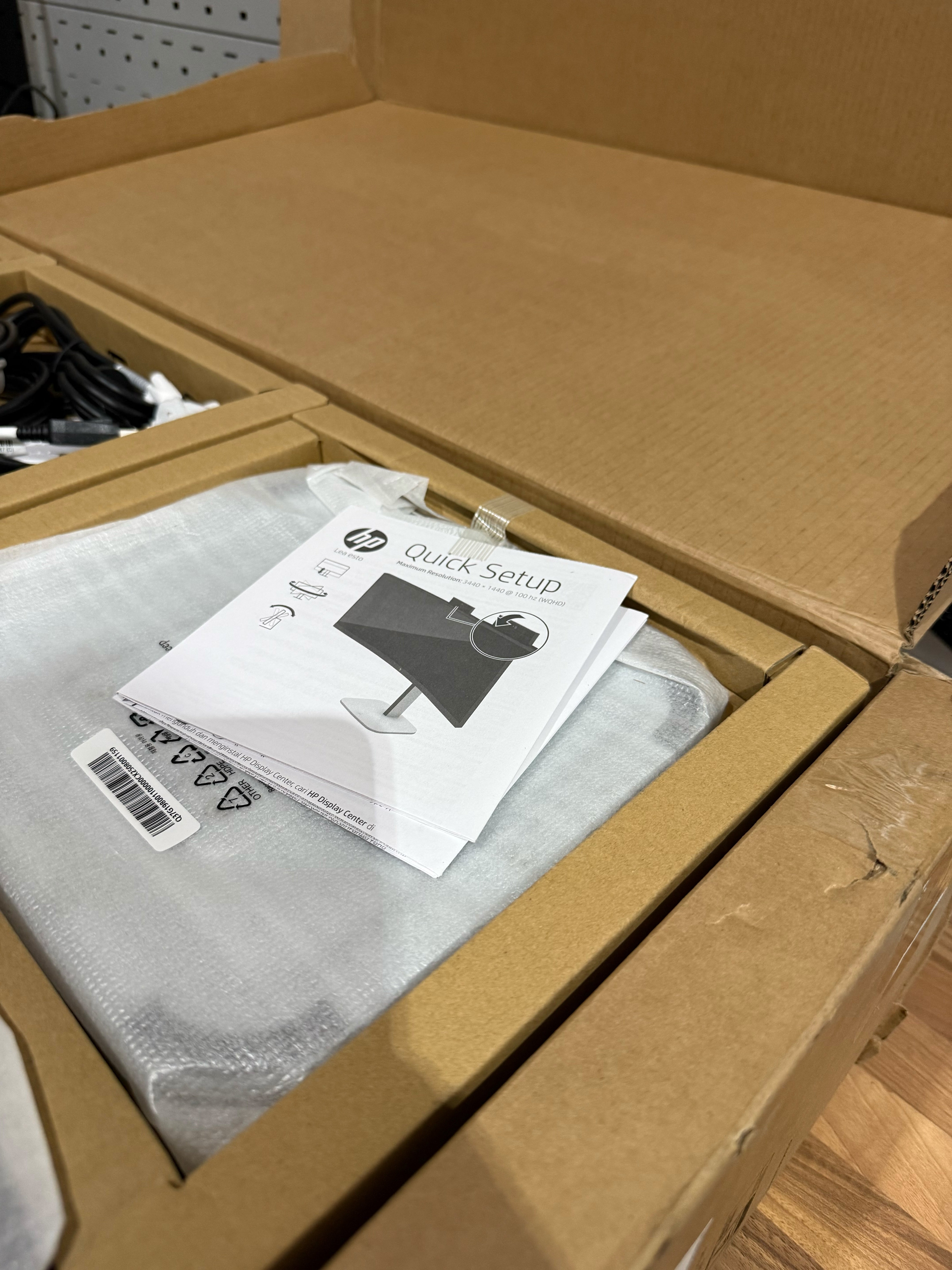 HP Series 5 Pro 34" WQHD Curved 21:9 Monior with Webcam and Built-in Speaker- 534pm OPEN